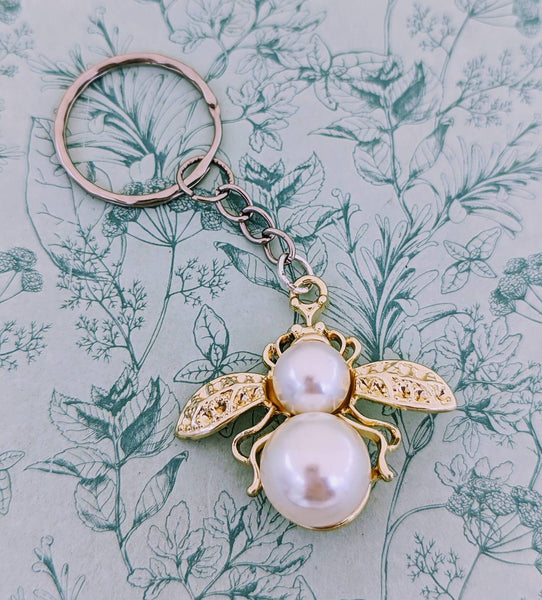 Bee keychain, bee keyring, bee lover gifts, bee bag accessories, summer inspired gifts, summer keychain, pearl lover gifts, bee themed gifts