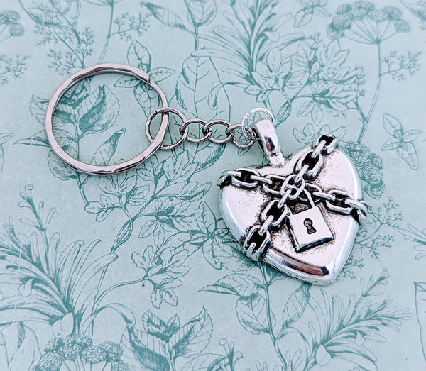 Heart keychain, heart keyring, girlfriend gifts, girlfriend keychain, anniversary gifts, boyfriend keychain, boyfriend gifts, fiancée gifts
