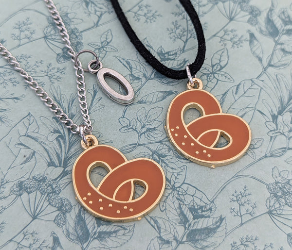 Pretzel necklace, pretzel lover gifts, pretzel jewellery, foodie lover gifts, kawaii jewelry, kawaii gifts, chef necklace, chef student gift