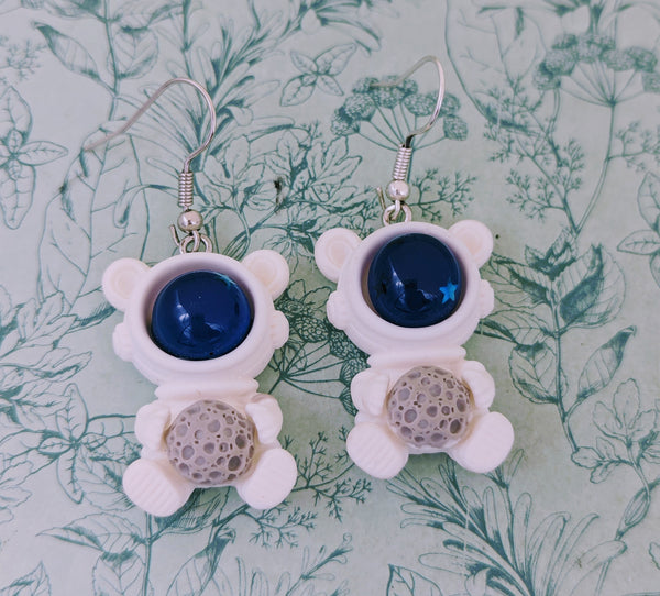 Astronaut earrings, spaceman earrings, space themed, space lover gifts, spaceman gifts, spaceman jewelry, science teacher gifts,