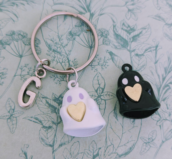Black spooky ghost keychain, ghost hunter gifts, ghost themed gifts, Halloween ghost, paranormal investigator gifts, Halloween style Keyring