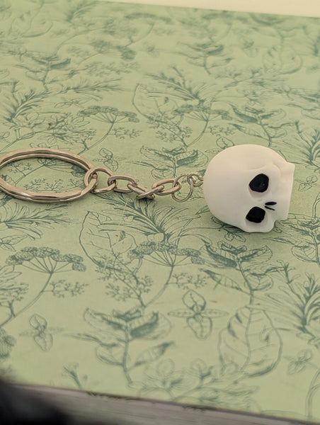 White skeleton skull keyring, gothic skull lover gifts, gothic themed gifts, goth accessory, skull gifts, day of the dead themed gifts,
