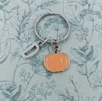 Pumpkin keyring, pumpkin keychain, pumpkin gifts, Halloween keychain, personalised keyring, Halloween lover gifts, gothic keychain,