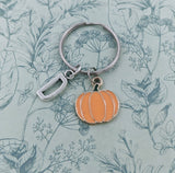 Pumpkin keyring, pumpkin keychain, pumpkin gifts, Halloween keychain, personalised keyring, Halloween lover gifts, gothic keychain,