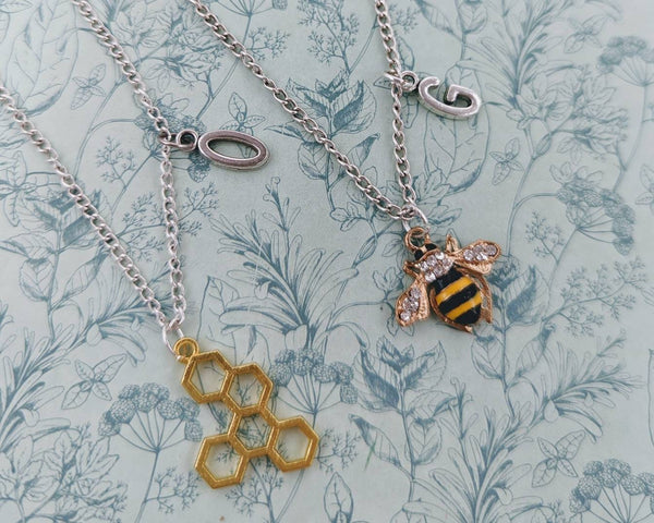 Bee and honeycomb necklace, set of 2 necklaces, personalised gifts, bestfriend gifts, bestfriend necklace gifts, bestfriend birthday,